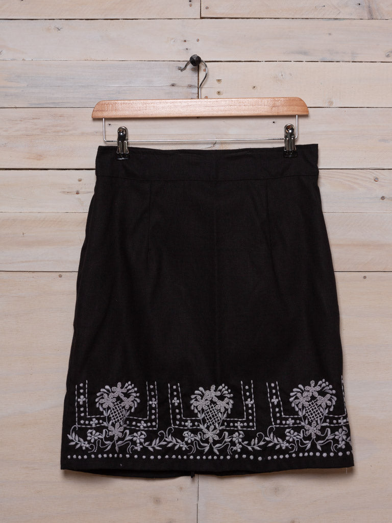 This cute skirt features grey embroidered floral patterns on the front and a small split at the back. Colour: Black with grey embroidery