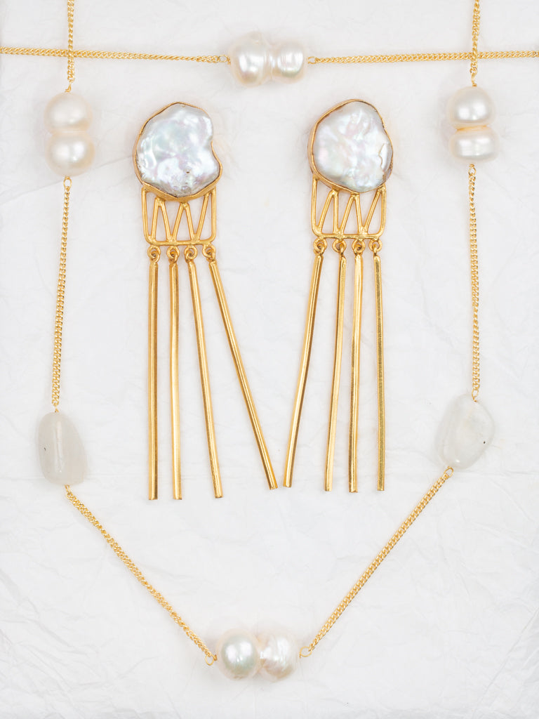 Perl earring and necklace display