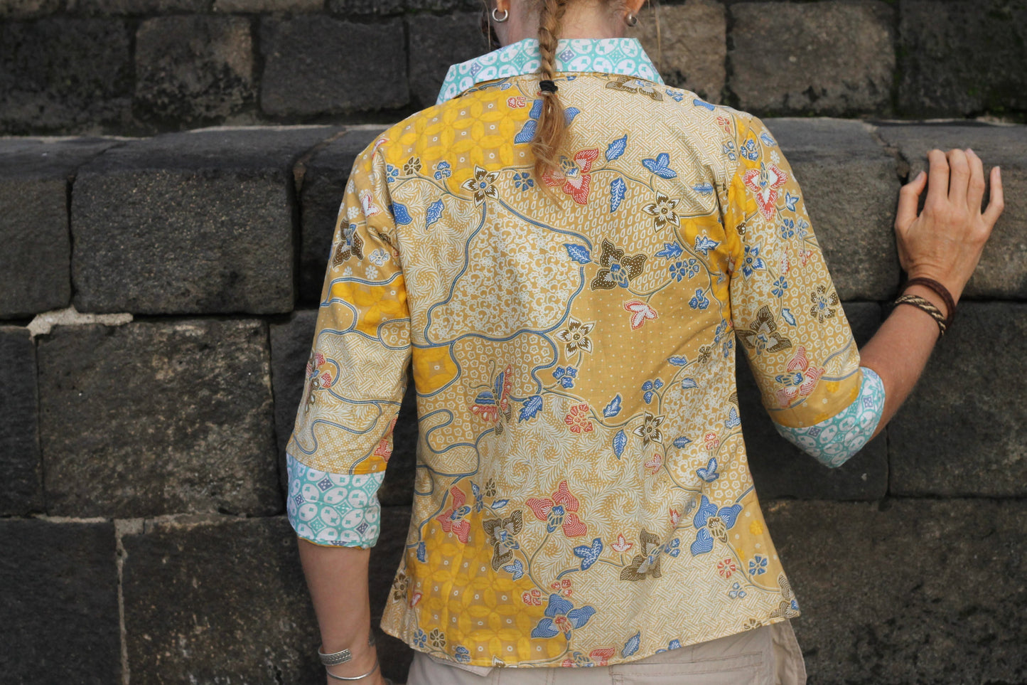 Cotton reversible batik bolero jacket. Size S (8-10aus)