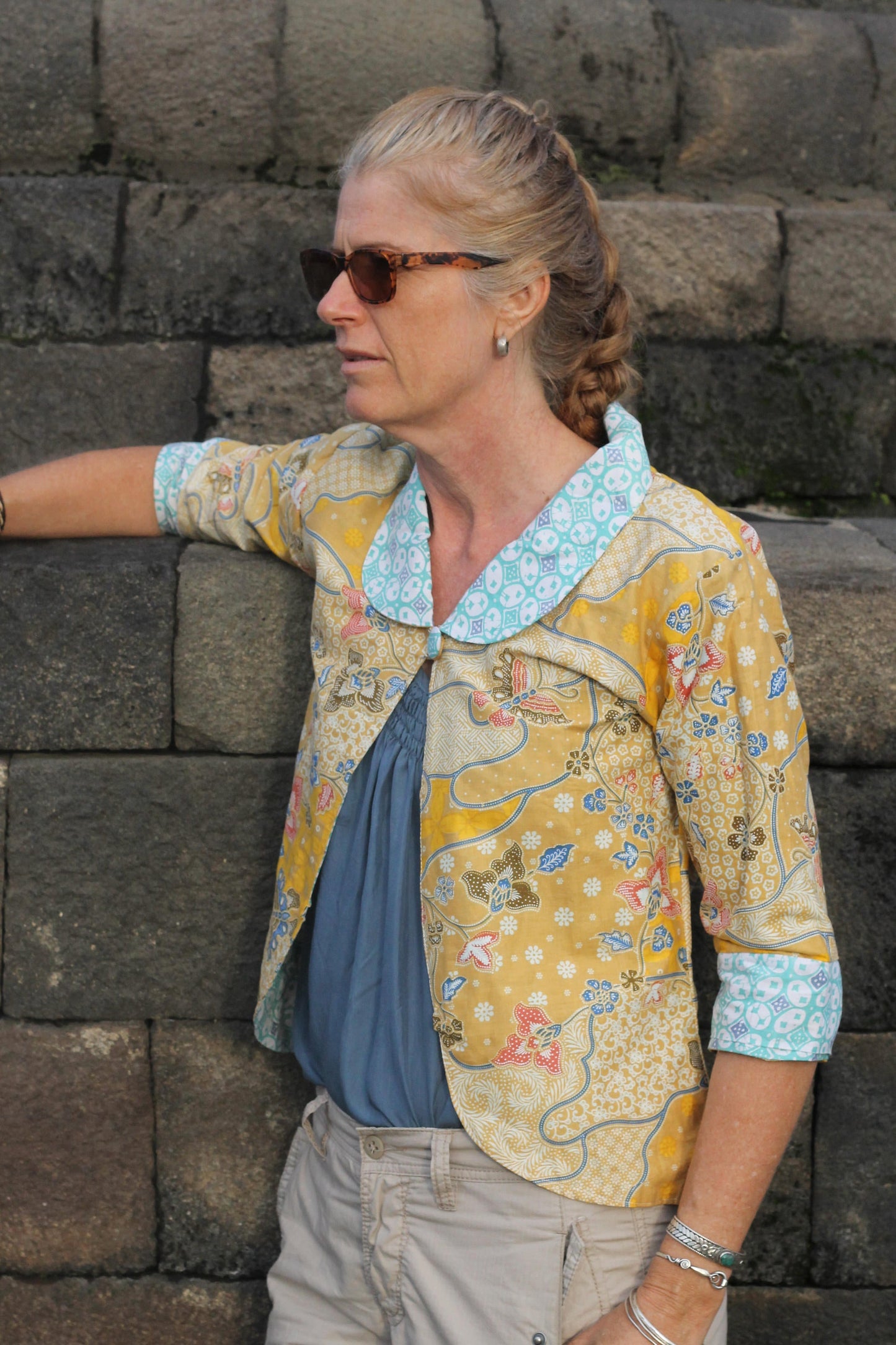 Cotton reversible batik bolero jacket. Size S (8-10aus)