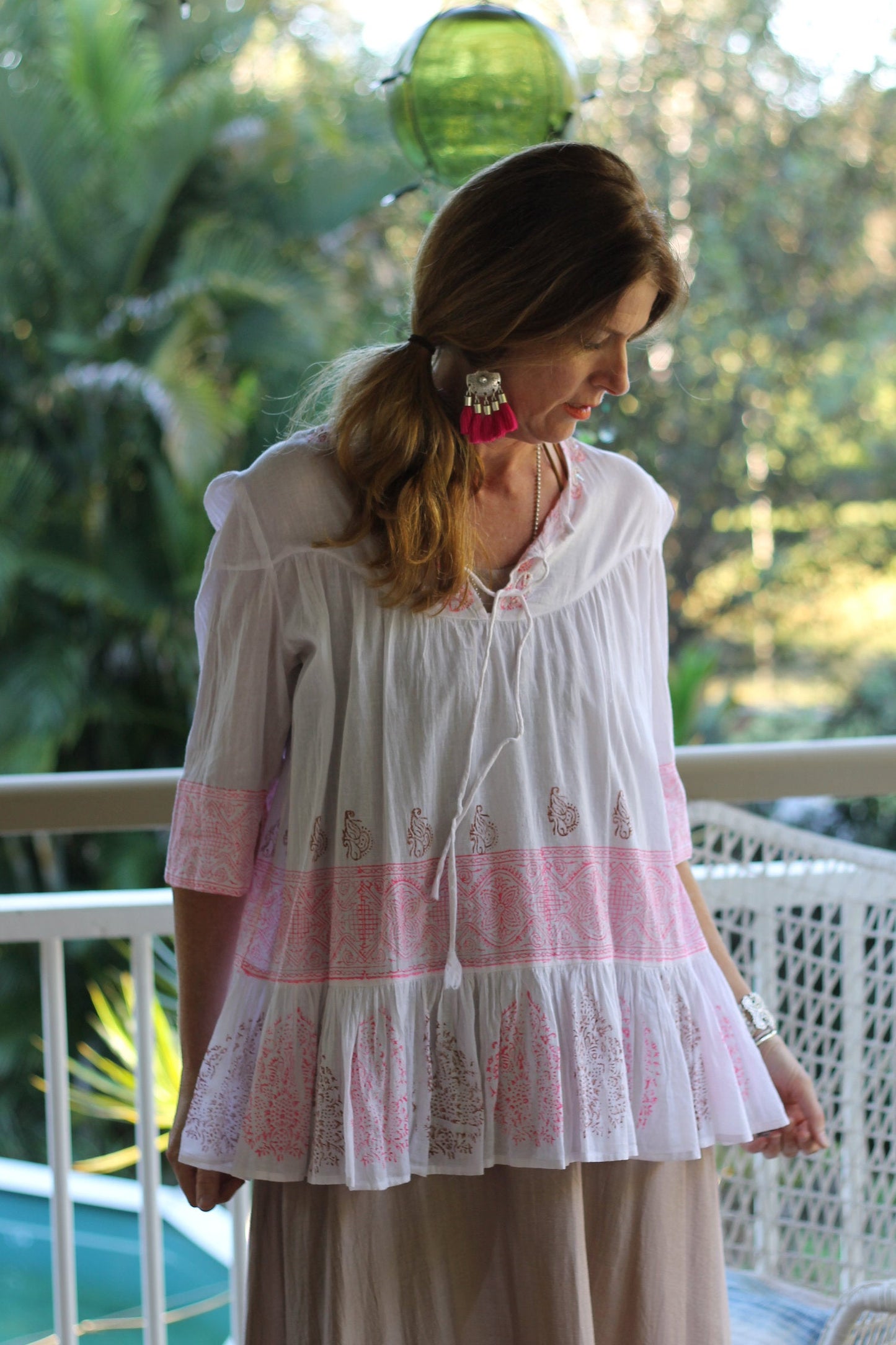 Sweet white puff sleeve top/tunic.