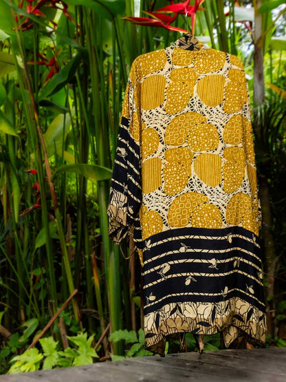 kimono in dark yellow bold patterns