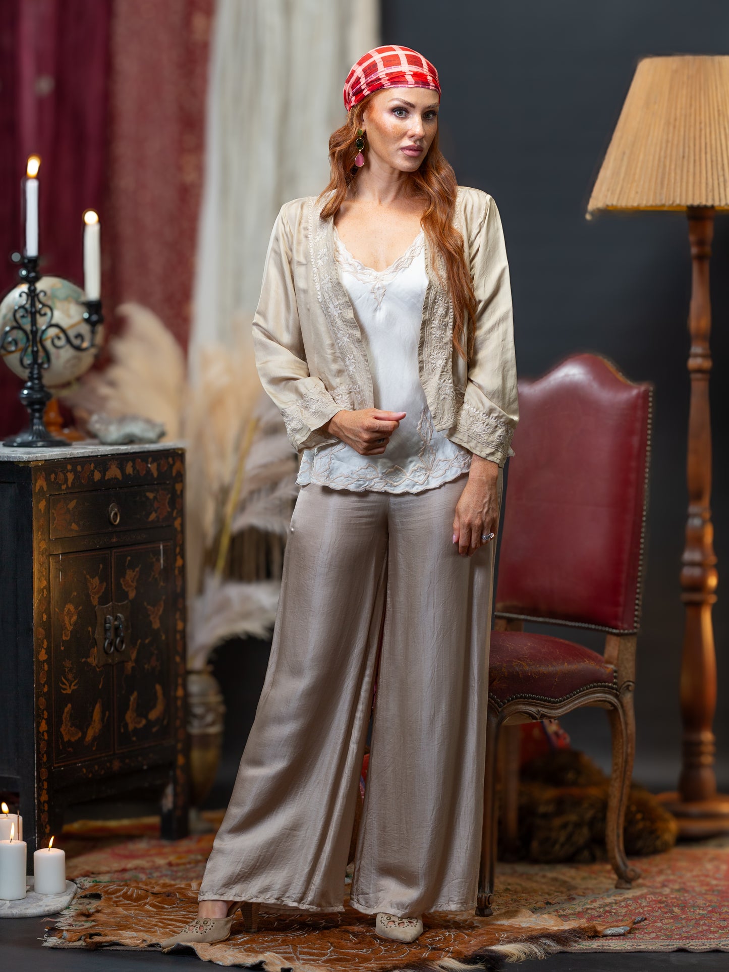 Lounge pants in silk-satin Stone.
