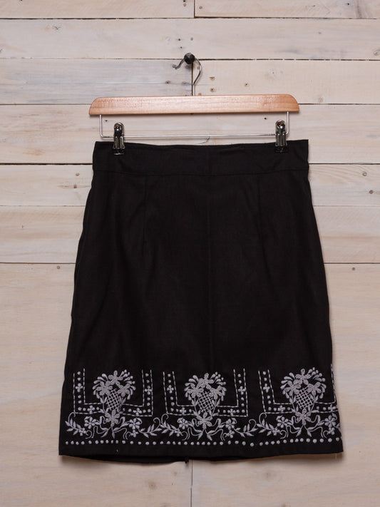 This cute skirt features grey embroidered floral patterns on the front and a small split at the back.  Colour: Black with grey embroidery