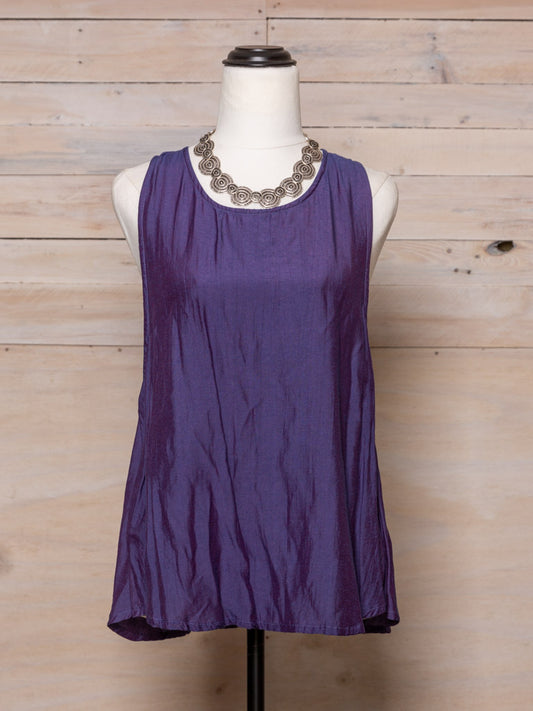 This top features a racer back and a low arm hole, in a light natural fabric.  Colour: Lilac