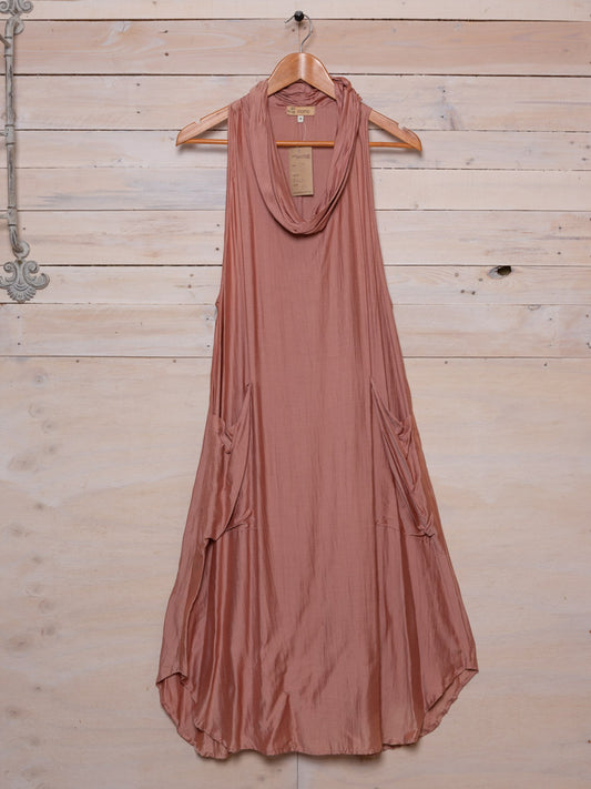 Sleeveless dress with a draping cowl neck, with pockets in a light natural fabric.  Colour: Dark dusty Peach 