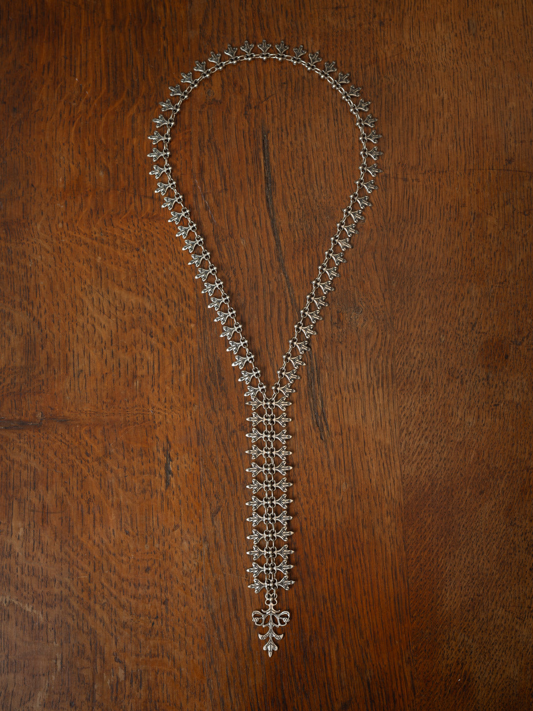 Poison Ivy Tie Necklace