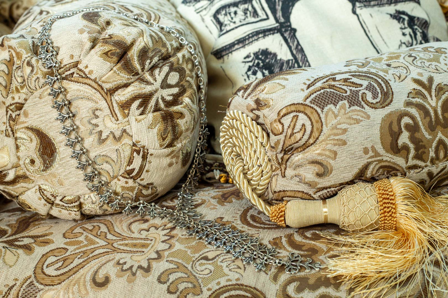 Poison Ivy Tie Necklace