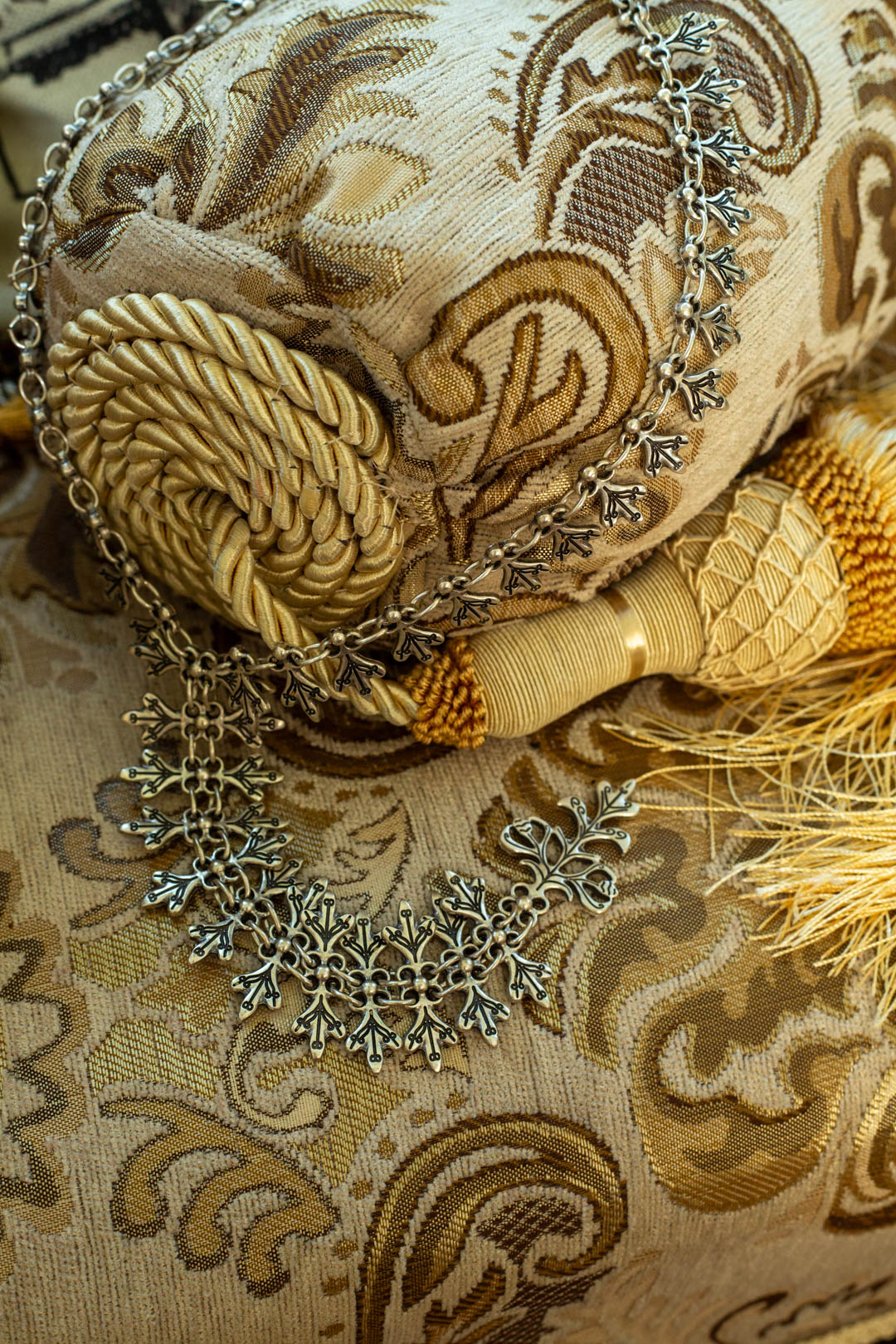 Poison Ivy Tie Necklace