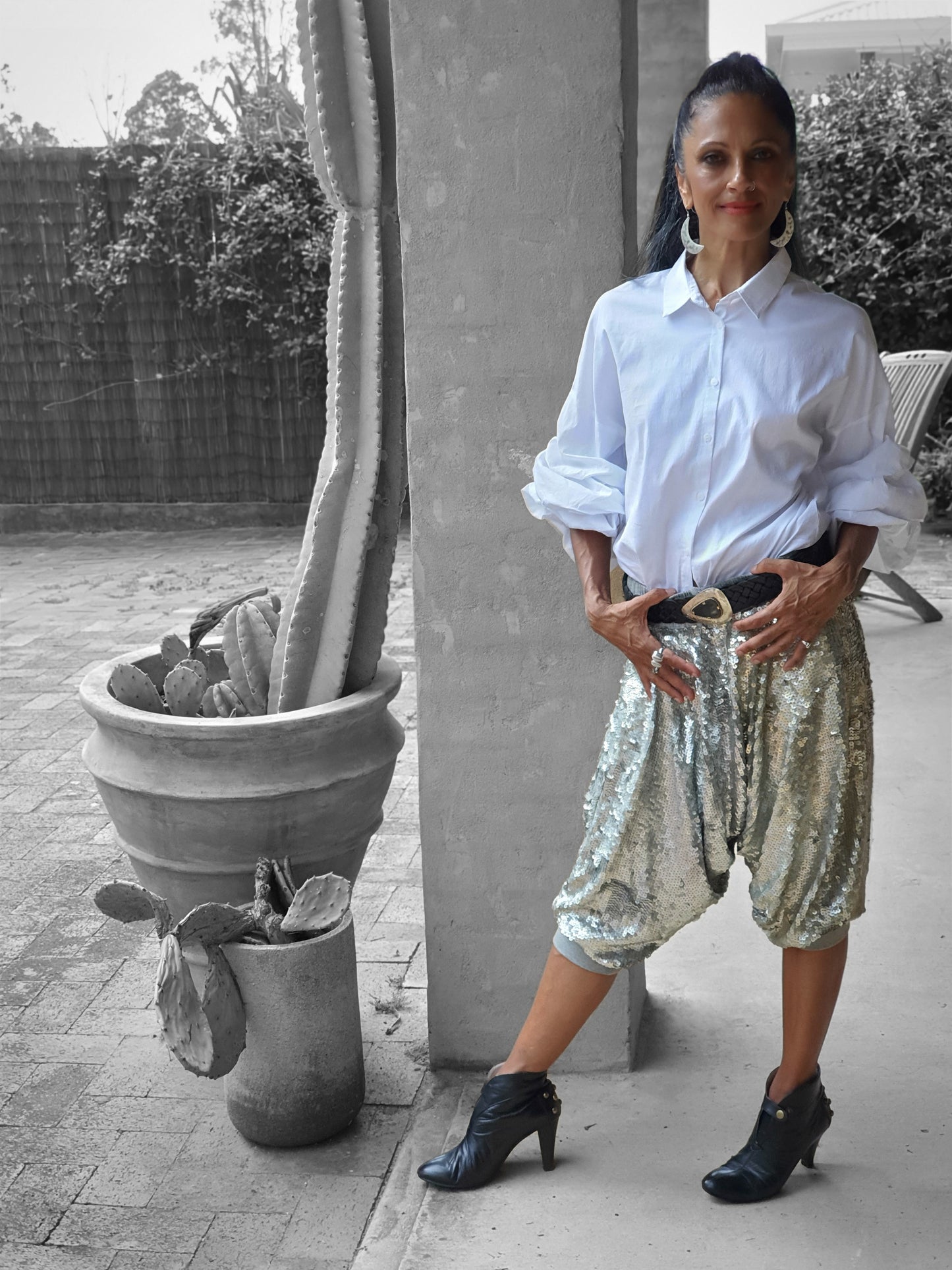 Woman wearing a leather belt with bone buckle - tfa