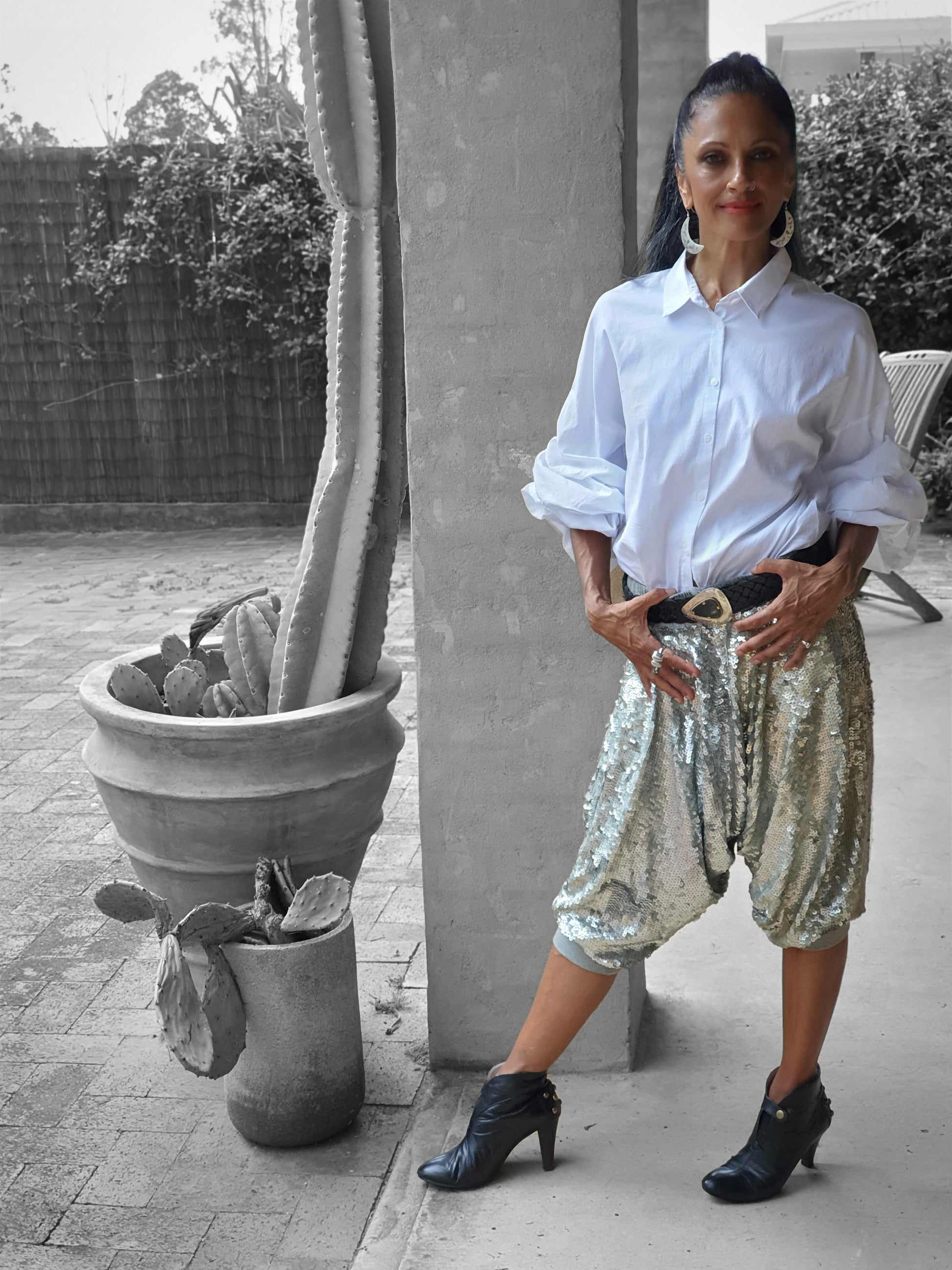 Woman wearing a leather belt with bone buckle - tfa