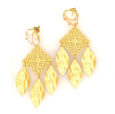 Pearl stud earring with gold leaf