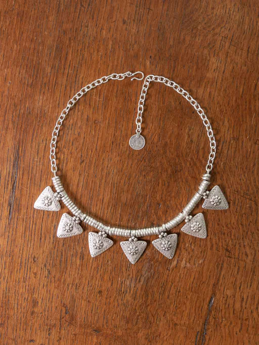 A silver chain of arrowheads with hook closure