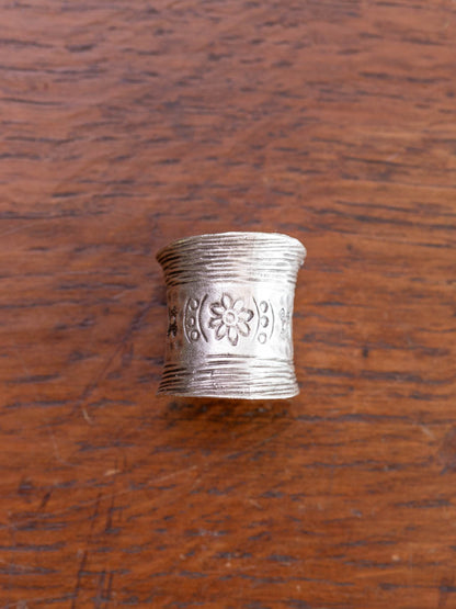 Silver adjustable ring with flower design