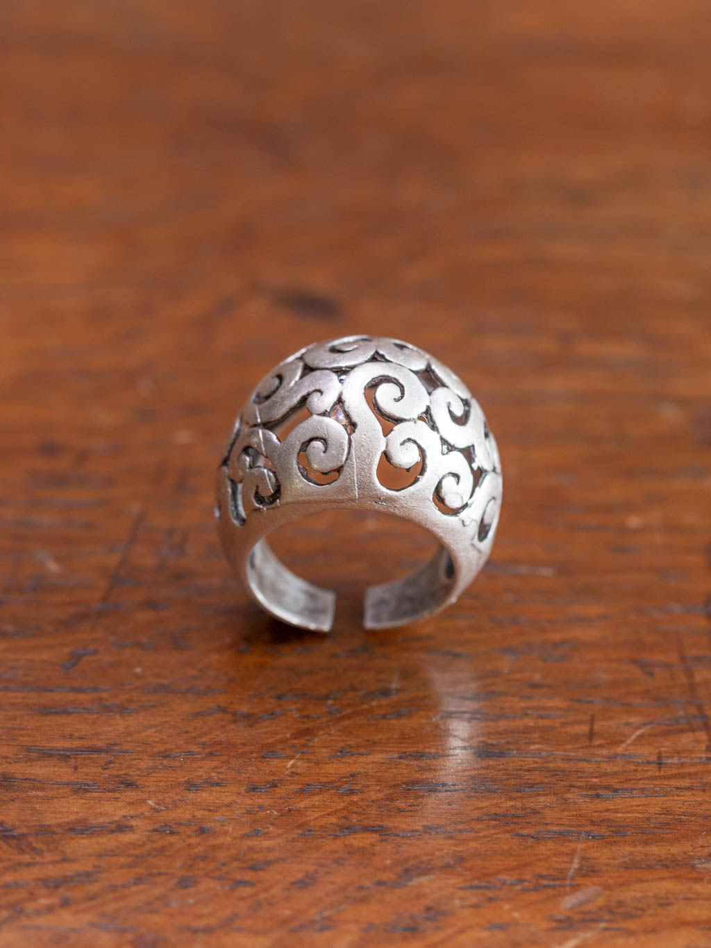 Adjustable bubble shaped ring with a scroll design