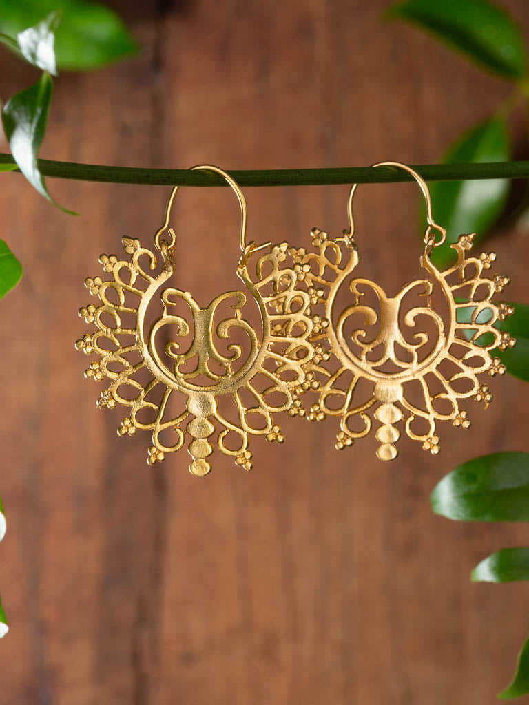 Gold filigree shaped paragon earrings
