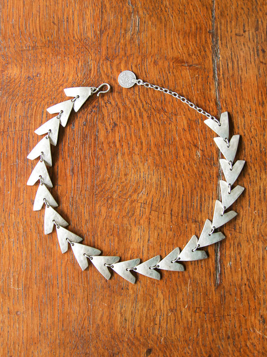 A chain of little spearheads with hook closure