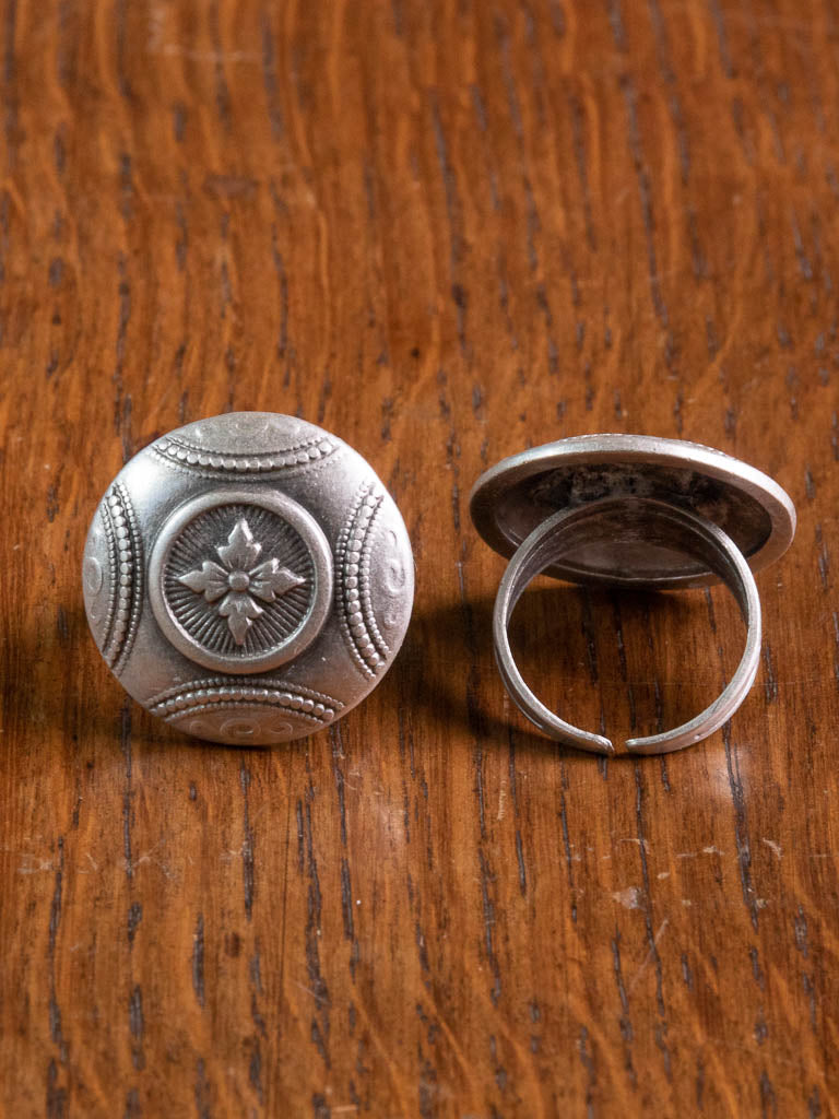Silver ring with crest design