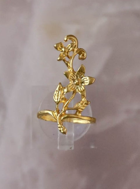 Gold ring with climbing rose design