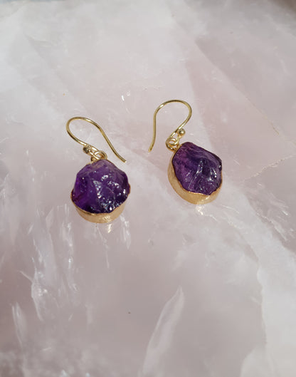 Amethyst single drop earring in gold