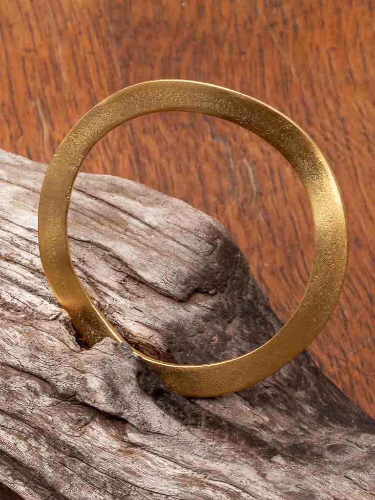 Undulating swell gold bangle