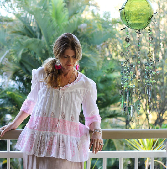 Sweet white puff sleeve top/tunic.