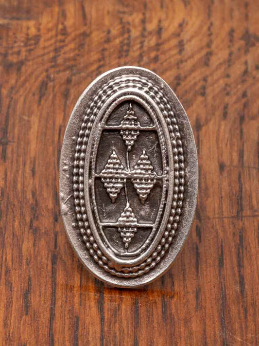 Malta ring - an oval design with gothic detailing