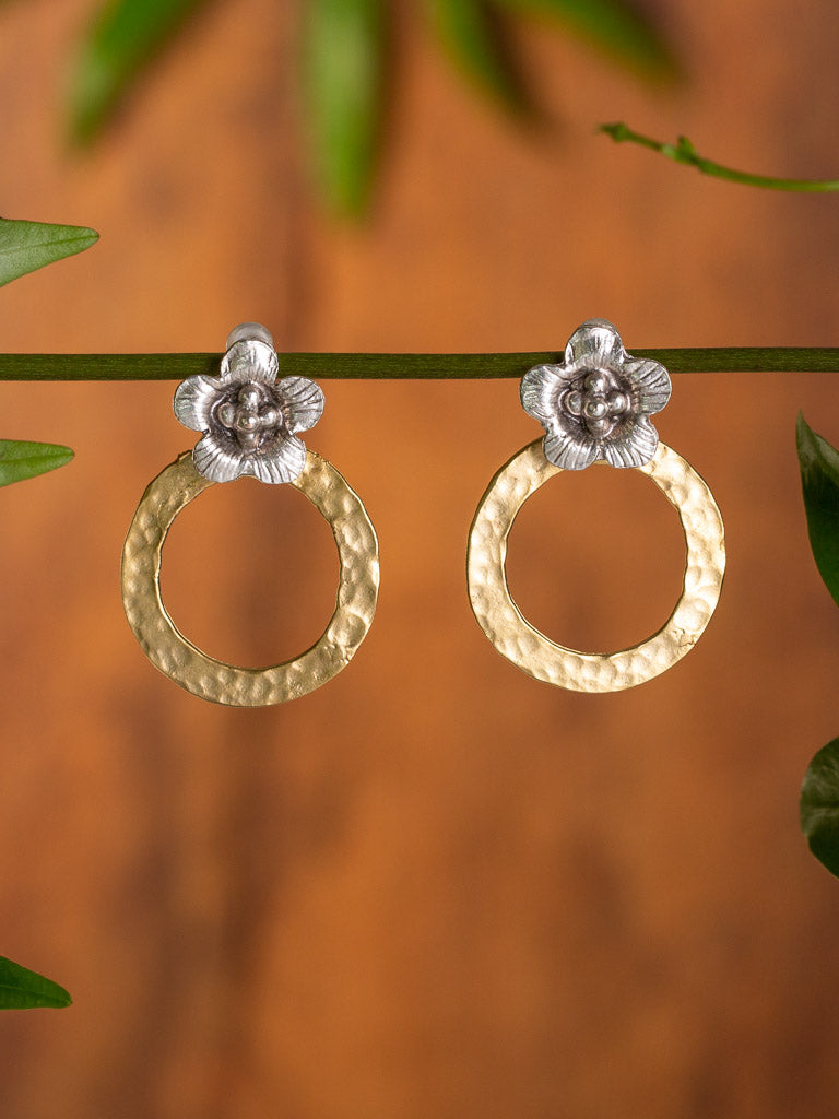 Fiore Earring - a silver flower with gold disc 