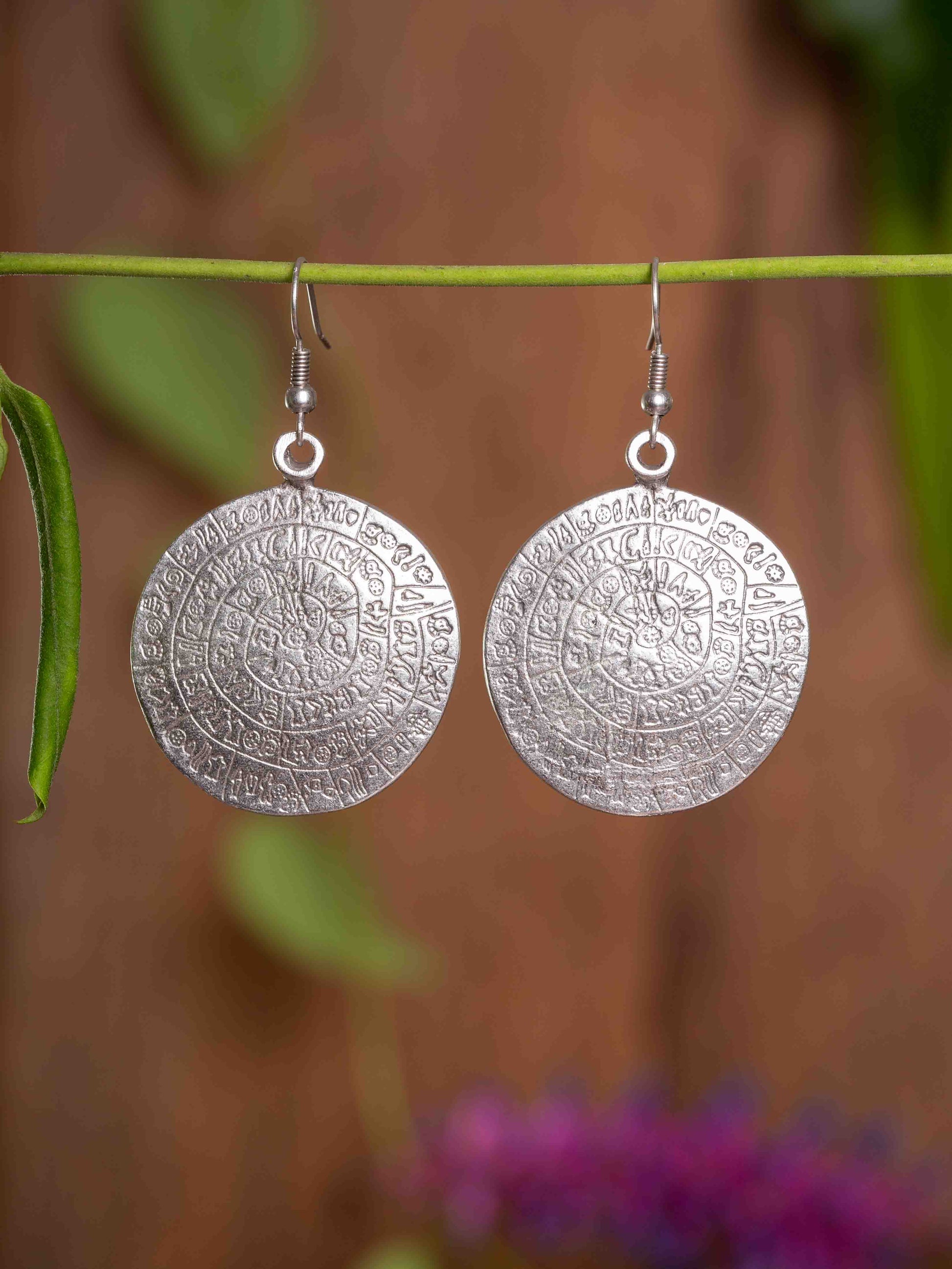Silver plated Turkish Earring in pretty swirl shape.